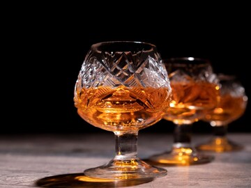 Whiskey : व्हिस्कीचा परफेक्ट पेग कसा बनवायचा? 99% लोक करत असतात 'या' कॉमन चुका