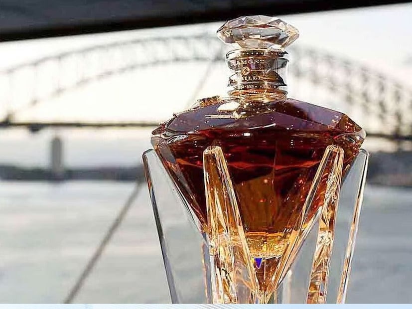 महागड्या दारूमध्ये कॉन्जेनर (Congener) म्हणजेच अशुद्धी (Impurities) कमी असतात. त्यामुळे दुसऱ्या दिवशी डोकेदुखी, थकवा किंवा कमजोरीचा परिणाम स्वस्त दारूपेक्षा खूपच कमी जाणवतो. स्वस्त दारूमध्ये कॉन्जेनरचे प्रमाण जास्त असल्यामुळे ती प्यायल्यावर डोकेदुखी किंवा जडपणा (Heaviness) जाणवतो.