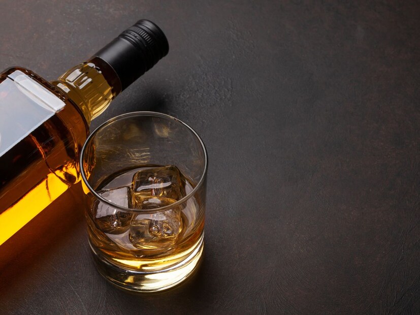 नशा चढण्यावर खरा परिणाम कशाने होतो?दारूची नशा किंमत पाहून चढत नाही, तर ती खालील घटकांवर अवलंबून असते: प्रमाण (Quantity): तुम्ही किती दारू प्यायली आहे. वेग (Speed): तुम्ही किती वेगाने दारू प्यायली आहे. पोट: तुमचे पोट भरलेले आहे की रिकामे आहे. वजन: तुमच्या शरीराचे वजन किती आहे. ABV: दारूमधील अल्कोहोलचे प्रमाण किती आहे.