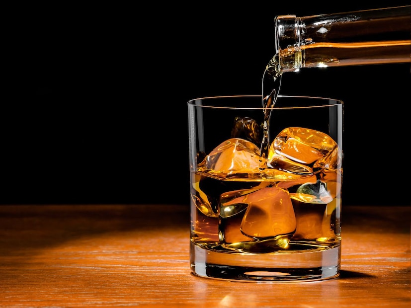 पण तुम्हाला कधी असा प्रश्न पडलाय का की इतर राज्यांच्या तुलनेत महाराष्ट्रात एवढी दारु महाग का? अगदी महाराष्ट्राच्या शेजारील राज्य गोवाच्या तुलनेत देखील हे दर खूपच महागडे आहेत, असं का?