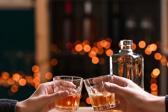 दारू प्यायल्याने थंडी वाजत नाही, हे खरं आहे का? एक्सपर्ट्स काय सांगतात?