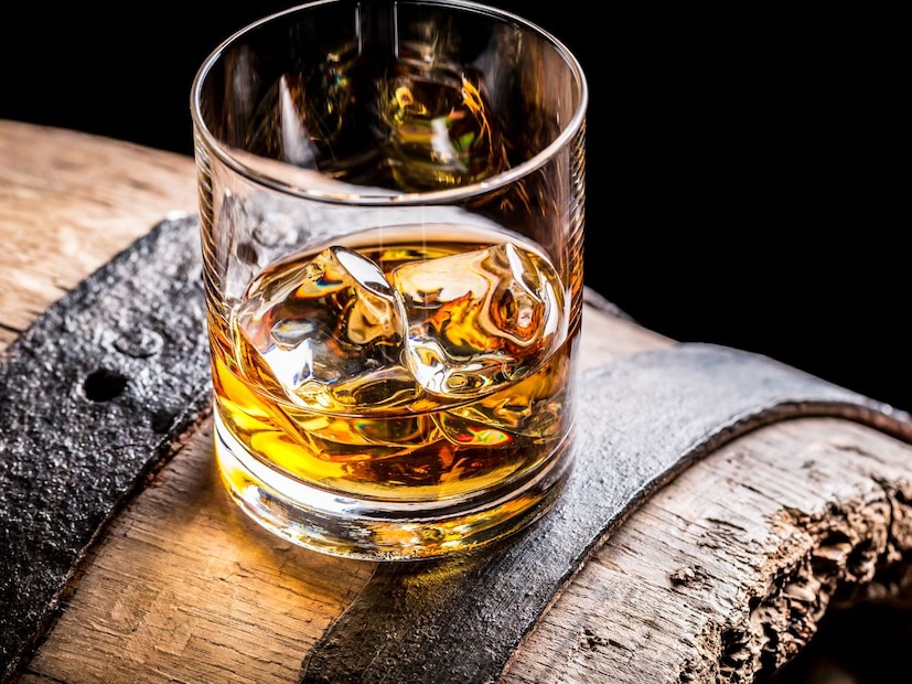 मर्यादा ओळखाकॉकटेल असो वा व्हिस्की अल्कोहोल कोणत्याही स्वरूपात घेतलं, तरी शरीरावर परिणाम होतोच. म्हणूनच आपली लिमिट ठरवणं खूप गरजेचं आहे. जरी कमी अल्कोहोल घेतलं तरी लिमिट ओलांडल्यावर हँगओव्हर किंवा डिहायड्रेशनची समस्या उद्भवू शकते. त्यामुळे कॉकटेलसोबत पाणी पिणं आवश्यक आहे.