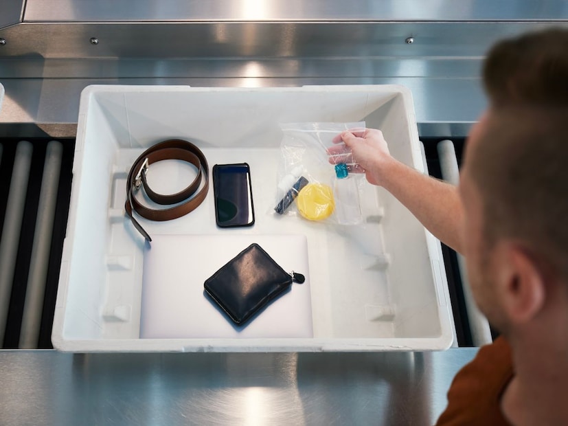 बॅटरीच्या धोक्याव्यतिरिक्त, अनेकदा लॅपटॉपचा गैरवापरही झालेला आहे. अनेक प्रकरणांमध्ये तस्करांनी अवैध मादक पदार्थ किंवा इतर धोकादायक वस्तू लपवण्यासाठी लॅपटॉपची केसिंग आतून पोकळ केली जाते किंवा त्याचे भाग बदलले जातात. अशा घटना दुर्मिळ असल्या तरी, यामुळेच जगभरातील एअरपोर्टचे सुरक्षा नियम कडक झाले आहेत. लॅपटॉप वेगळ्या ट्रेमध्ये ठेवल्याने अधिकारी हे सुनिश्चित करतात की, लॅपटॉपच्या आत कोणतीही संशयास्पद वस्तू लपलेली नाही.