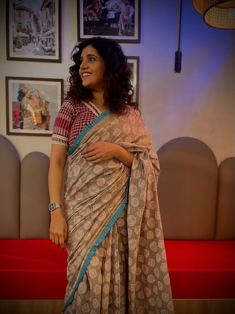 ती घरात बसून एकामागोमाग सीरिज, सिनेमा पाहत असतात आणि वाचन करतात. 