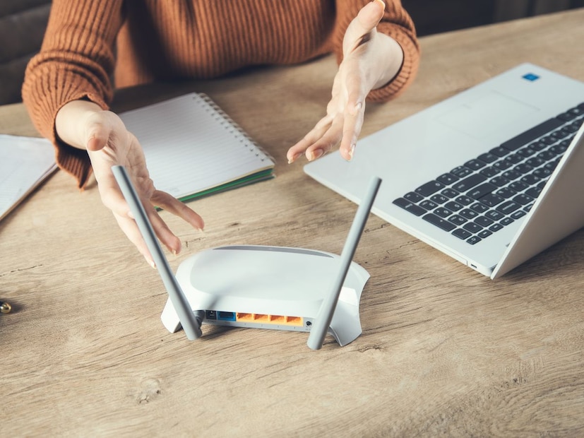 लक्षात ठेवण्यासारख्या काही गोष्टीराउटरच्या लाईट्सकडे नियमित लक्ष द्या.
दर काही दिवसांनी राउटर रिस्टार्ट करा.
सिग्नल आणि सेटिंग्ज तपासा.
शक्य असल्यास, राउटरला थंड आणि ओपन जागेत ठेवा.
यामुळे इंटरनेटची स्पीड आणि स्थिरता दोन्ही सुधारतात.