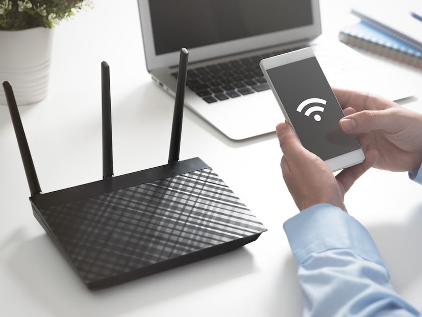 लोकांचा 'मागोवा' कसा लागतो?या आधुनिक तंत्रज्ञानाचे मूळ सध्याच्या वाय-फाय राऊटरमध्ये आहे. आधुनिक वाय-फाय राउटर सिग्नलची गुणवत्ता सुधारण्यासाठी बीमफॉर्मिंग फीडबॅक इन्फोर्मेशन नावाचा डेटा वापरतात. KIT च्या टीमने शोधून काढले की, हा 'BFI' डेटा वापरून लोकांची उपस्थिती आणि हालचाल ओळखता येते. प्रोफेसर स्ट्रूफ यांनी म्हणूनच या यंत्रणेला 'रेडिओ वेव्ह्सवर चालणारा कॅमेरा' असे म्हटले आहे, कारण तो प्रकाशाच्या लहरींऐवजी (Light Waves) रेडिओ लहरींवर काम करतो.