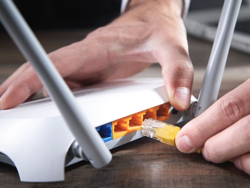 तुमच्या घरात, ऑफिसमध्ये किंवा आवडत्या कॅफेमध्ये लावलेले हे वाय-फाय राउटर आता फक्त इंटरनेट सिग्नल देत नाहीत, तर ते एका अत्याधुनिक सीसीटीव्ही (CCTV) कॅमेऱ्याप्रमाणे काम करू शकतात, असा धक्कादायक दावा एका आंतरराष्ट्रीय संशोधनातून समोर आला आहे.