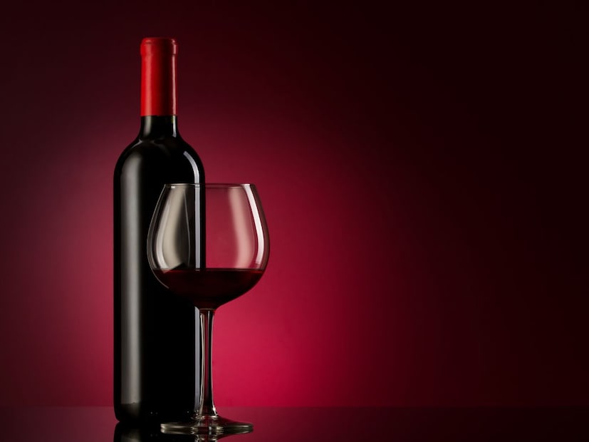 अनेकदा लोकांमध्ये अशी समजूत असते की, स्वस्त दारूपेक्षा महागडी दारू अधिक 'स्मूथ' (Smooth) असते आणि ती कमी चढते. तसेच, महागड्या वाईन (Wine) किंवा व्होडकामध्ये (Vodka) अल्कोहोलचे प्रमाण कमी असते, ज्यामुळे ती पिणाऱ्याला लवकर नशा येत नाही, असेही लोकांना वाटते. पण समजुतीमध्ये नेमके किती तथ्य आहे?