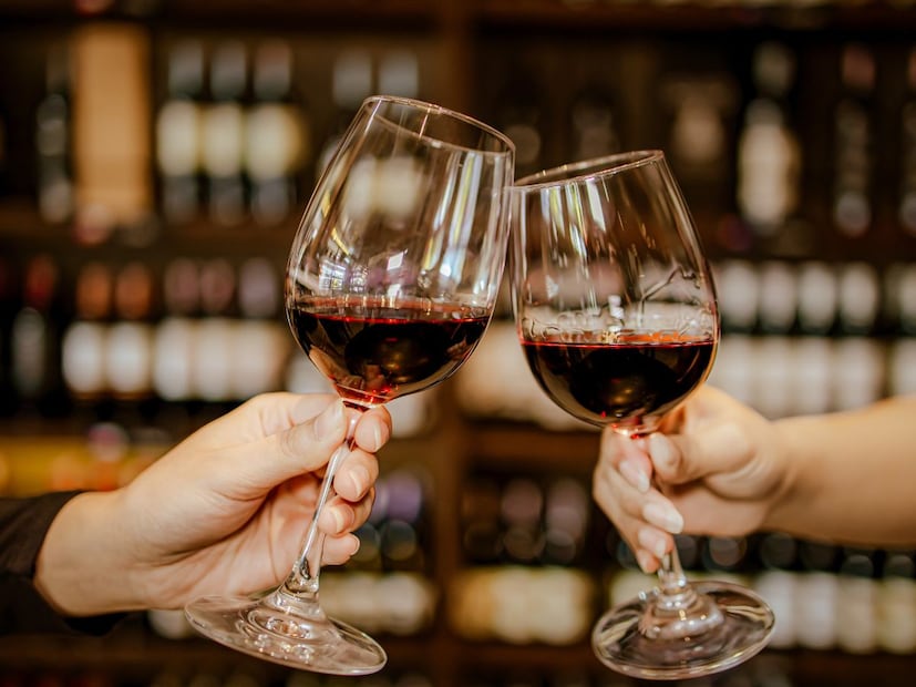 दारूच्या नशा चढण्यामागे तिची किंमत नसते, तर दुसरे काही घटक काम करत असतात. आज आपण याच लोकप्रिय गैरसमजुतीमागील संपूर्ण सत्य जाणून घेणार आहोत.