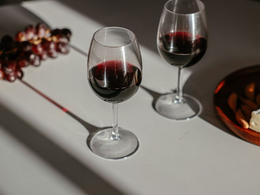 महागड्या दारूत अल्कोहोल किती असते?दारूतील अल्कोहोलचे प्रमाण तिच्या किमतीवर नव्हे, तर ती बनवण्याच्या प्रक्रियेवर आणि वापरलेल्या कच्च्या मालावर अवलंबून असते. उदाहरणार्थ, वाईनमध्ये सहसा 11 ते 15 टक्क्यांपर्यंत अल्कोहोल असते. मग ती वाईन स्वस्त असो वा महाग, अल्कोहोलचे प्रमाण याच मर्यादेत राहते.