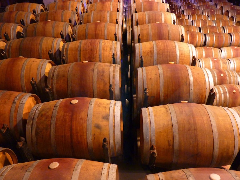 महागडी वाईन किंवा स्पिरिट्स (Spirits) चा फायदा हा त्यांच्या फ्लेवर (Flavor), गुणवत्ता नियंत्रण (Quality Control) आणि पॅकेजिंगमध्ये दिसतो, अल्कोहोलच्या स्ट्रेंथमध्ये नाही. महत्त्वाची गोष्ट म्हणजे, महागडी आणि स्वस्त दारूमध्ये एक मोठा फरक असतो, तो म्हणजे हँगओव्हरचा (Hangover).