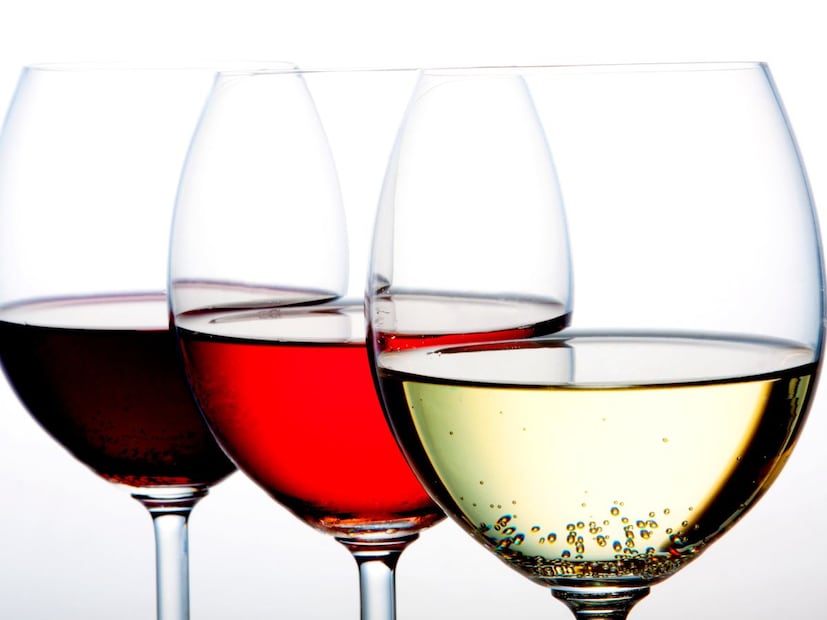 दारूच्या बाटलीची नशा ही तिच्या किमतीवरून नाही, तर एबीव्ही (ABV - Alcohol By Volume) वरून ठरते. ABV म्हणजे दारूच्या एकूण प्रमाणात अल्कोहोलचे प्रमाण किती टक्के आहे. बाजारात उपलब्ध असलेल्या बहुतांश दारूमध्ये, ती स्वस्त असो वा महाग, ABV चे प्रमाण सुमारे 40 टक्के असते. याचा अर्थ असा की, नशा चढण्याचा आधार किंमत नसून दारूमधील अल्कोहोलचे प्रमाण (Percentage of Alcohol) आहे. त्यामुळे, महागड्या दारूने होणारी नशा देखील त्यात असलेल्या अल्कोहोलच्या प्रमाणावरच अवलंबून असते.