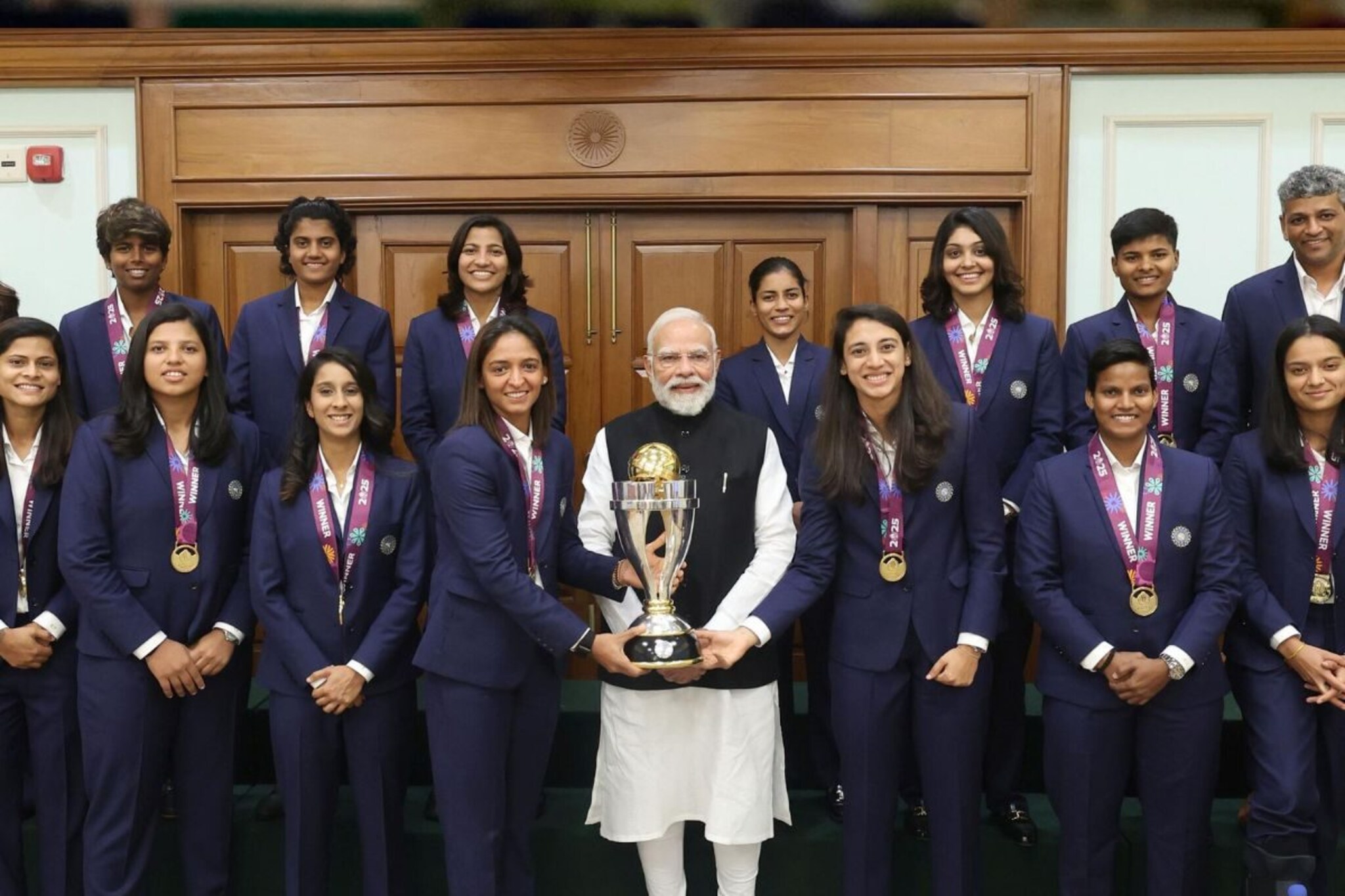 मैदानात व्हिलचेअरवर आली, पण PM मोदींसमोर ती प्लास्टर लावलेल्या पायावर राहिली उभी