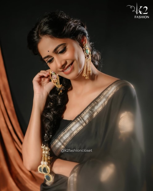 डिवोर्सच्या चर्चानंतर योगिताचं नवं फोटोशूट समोर आलं आहे. काळ्या साडीत योगिताचा बोल्ड अंदाज पाहायला मिळतोय. योगिताचं फोटोशूट चर्चेत आलं आहे. 