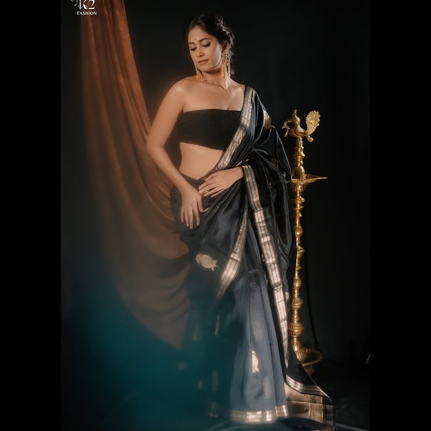 योगिताच्या पारंपरिक लुकला मॉर्डन टच देण्यात आला आहे. योगिताचा हा लुक चाहत्यांच्या पसंतीस उतरला आहे. फोटोसाठी दिलेल्या पोझेस खास चर्चेत आल्या आहेत. 