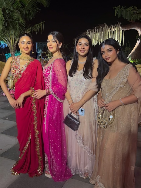 सारा तेंडुलकर मैत्रिणीच्या लग्नासाठी गोव्यात गेली होती. लग्नात साराच्या सुंदर, पारंपरिक लूकनं सर्वांचं लक्ष वेधलं. साराच्या एलिगंट आणि क्लासी फॅशनची सर्वत्र चर्चा होतेय. 