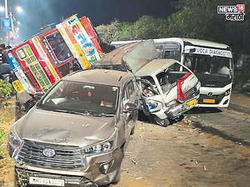 कोल्हापुरात अपघात, पाच गाड्या धडकल्या, कार ट्रकच्या चाकाखाली, तरीही सगळे वाचले! कोल्हापुरात अपघात, पाच गाड्या धडकल्या, कार ट्रकच्या चाकाखाली, तरीही सगळे वाचले!