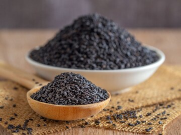 महिलांसाठी काय जास्त फायदेशीर, काळे तीळ की पांढरे? छोटा बदल दूर करेल अनेक त्रास