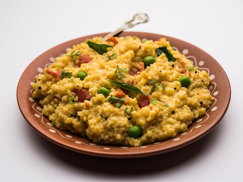 अँटिबायोटिक गुणधर्मांनी समृद्ध हळद, अन्नाची चव आणि रंग तर वाढवतेच पण अनेक प्रकारच्या संसर्गापासून आपले संरक्षण करते. भारतीय खाद्य खिचडी आकर्षक आणि चवदार बनवण्यासाठी एक चिमूटभर किंवा आवश्यकतेनुसार हळद पुरेशी आहे. अँटिबायोटिक गुणधर्मांनी समृद्ध हळद, अन्नाची चव आणि रंग तर वाढवतेच पण अनेक प्रकारच्या संसर्गापासून आपले संरक्षण करते. भारतीय खाद्य खिचडी आकर्षक आणि चवदार बनवण्यासाठी एक चिमूटभर किंवा आवश्यकतेनुसार हळद पुरेशी आहे.