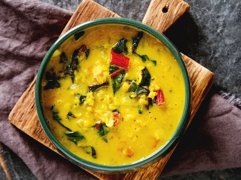 खिचडीमध्ये दही किंवा दूध घालताना प्रमाण लक्षात ठेवा. योग्य प्रमाण आवश्यक आहे. कारण ते जास्त प्रमाणात घातल्याने खिचडीच्या चवीवर परिणाम होऊ शकतो.