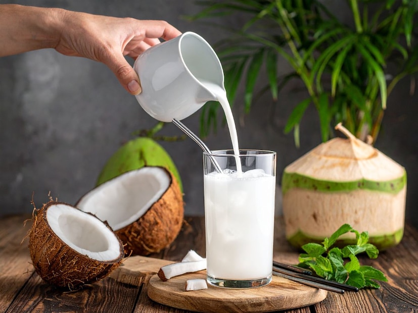 नारळाचे दूध : तुमच्या खिचडीमध्ये जास्त हळद असल्यास काळजी करू नका. यासाठी एक कच्चे नारळ घेऊन मिक्सरमध्ये चांगले बारीक करून घ्या आणि त्याचे दूध सुती कापडाच्या मदतीने गाळून घ्या आणि त्यात चांगले मिसळा. असे केल्याने हळदीचा कडवटपणा आणि गडद रंग दोन्ही निघून जातात.