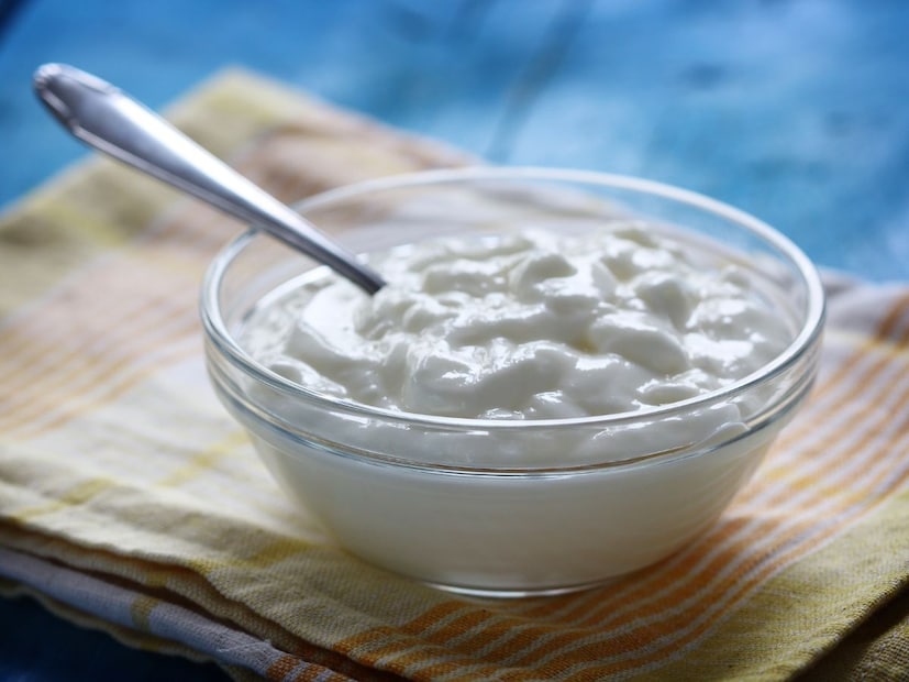 दही : खिचडीचा रंग आणि चव यांचा समतोल साधण्याचा उत्तम आणि सोपा मार्ग म्हणजे त्यात दही घालणे. मिक्सरमध्ये हलवून गुळगुळीत दही बनवा आणि खिचडीमध्ये अर्धी वाटी दही घालून मिक्स करा. दही व्यवस्थित फेटलेले असणे महत्त्वाचे आहे. कारण दह्यामध्ये गुठळ्या असतात. जर तुम्ही गुठळ्यांसोबत दही घातले तर ते खिचडीमध्ये वेगळे दिसते. 