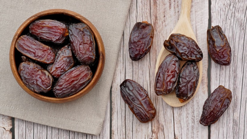 ज्यांना वजन वाढवायचे आहे, ज्यांना त्वरित उर्जेची आवश्यकता आहे किंवा ज्यांना हाडांची कमजोरी आहे त्यांच्यासाठी पिवळे खजूर हा योग्य पर्याय आहे. दोन्ही एकत्र खाऊ शकता. परंतु प्रमाण नियंत्रित असले पाहिजे. रोज 2-3 काळे किंवा पिवळे खजूर पुरेसे आहेत.