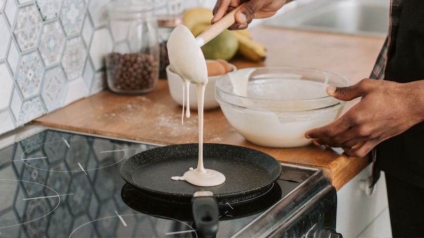 कुकिंग स्प्रे वापरणे : कुकिंग स्प्रे, जसे की स्वयंपाकघरातील तेलाचे स्प्रे, नुकसानकारक वाटत नसले तरी ते तुमच्या नॉनस्टिक कुकवेअरला डॅमेज करतात. या नॉनस्टिक स्प्रेमध्ये 'लेसिथिन' सारखे इमल्सीफायर्स असतात, जे भांड्यांमध्ये चिकटून राहतात आणि त्यांना साफ करणे अत्यंत कठीण होते. हे चिकट अवशेष नॉनस्टिक पृष्ठभागावर जमा होतात, ज्यामुळे भांड्याची नॉनस्टिक क्षमता कमी होते आणि कोटिंग खराब होण्याची प्रक्रिया वेगाने होते. त्याऐवजी नेहमी स्वयंपाक तेल किंवा लोणी ब्रशने किंवा कागदी टॉवेलने हलके लावावे.