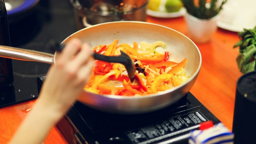 अन्न नॉनस्टिक भांड्यात साठवणे : ज्या भांड्यात अन्न शिजवले आहे, त्यातच ते साठवून ठेवणे सोपे वाटते. पण नॉनस्टिक पॅनच्या बाबतीत ही सवय पूर्णपणे चुकीची आहे. अन्नात असलेले आम्ल नॉनस्टिकच्या कोटिंगला कालांतराने खराब करू लागते. अन्न जितके जास्त काळ भांड्यात राहील, तितके आम्ल कोटिंगवर अधिक परिणाम करते. त्यामुळे कोटिंग लवकर खराब होते आणि प्रत्येक वेळी अन्न शिजवताना रेसिपीमध्ये केमिकल मिसळण्याचा धोका वाढतो. स्वयंपाक झाल्यावर अन्न नेहमी काचेच्या किंवा स्टीलच्या हवाबंद डब्यात साठवावे.