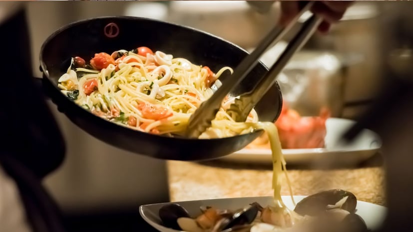 आंबट किंवा लिंबूवर्गीय फळांसाठी वापर : जास्त आम्लधर्मीय पदार्थ, जसे की टोमॅटो-आधारित सॉस, लिंबूवर्गीय फळे किंवा व्हिनेगरचा वापर असलेले पदार्थ नॉनस्टिक पॅनमध्ये शिजवणे योग्य नाही. अन्नातील आम्ल नॉनस्टिकच्या कोटिंगवर प्रतिक्रिया करते आणि हळूहळू ते खराब करू लागते. तुमच्या नॉनस्टिक कुकवेअरचा वापर जास्त काळ टिकवण्यासाठी टोमॅटो किंवा इतर आम्लयुक्त घटकांचा समावेश असलेल्या रेसिपीज त्यात बनवणे टाळावे. त्यामुळे भांड्यांचे कोटिंग सुरक्षित राहते आणि तुमच्या अन्नात विषारी घटक मिसळण्याचा धोका कमी होतो.