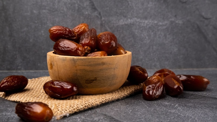 टीओआयच्या अहवालानुसार, पिवळे खजूर दिसायला मऊ आणि गोड असतात. त्यामध्ये नैसर्गिक साखर आणि कार्बोहायड्रेट्सचे प्रमाण जास्त असते, ज्यामुळे ते त्वरित ऊर्जा प्रदान करण्यासाठी उत्कृष्ट बनतात. कमकुवत, पातळ असलेल्या आणि मुलांसाठी वजन वाढविण्यासाठी पिवळे खजूर हा एक चांगला पर्याय आहे. 