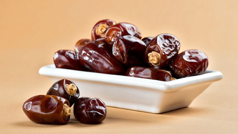 पिवळ्या खजुरांमध्ये कॅल्शियम आणि फॉस्फरस भरपूर असतात, जे हाडे मजबूत करतात. हिवाळ्यात पिवळे खजूर खाल्ल्याने शरीराची सूज कमी होते आणि सांधेदुखी कमी होते. शिवाय ते त्वचेची चमक वाढवतात आणि केसांसाठी देखील फायदेशीर असतात.