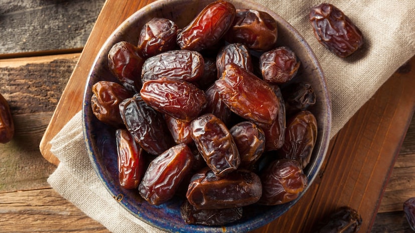 खजूर खाण्याची योग्य पद्धत जाणून घेणे अत्यंत महत्वाचे आहे. कारण चुकीच्या वेळी खाल्ल्याने शरीराची उष्णता वाढू शकते. सर्वोत्तम मार्ग म्हणजे काळे किंवा पिवळे खजूर रात्रभर दुधात किंवा पाण्यात भिजवून ठेवणे आणि सकाळी मऊ झाल्यावर खाणे. यामुळे ते सहज पचतात आणि शरीराला पोषक तत्वे लवकर शोषून घेण्यास मदत होते. 