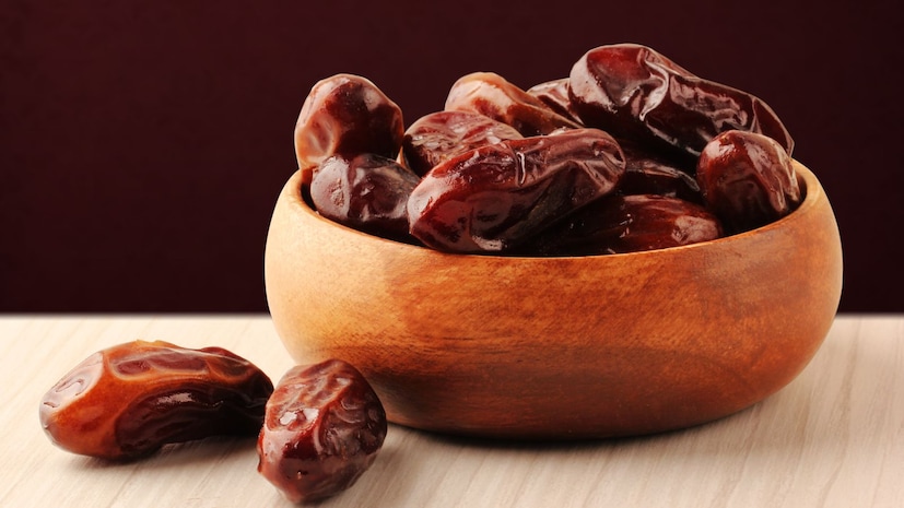 हिवाळ्यात, लोक अनेकदा दुधात उकळलेले खजूर खातात, ज्यामुळे त्वरित ऊर्जा आणि उबदारपणा मिळतो. थंड हातपाय किंवा अशक्तपणासाठी हा उपाय खूप फायदेशीर आहे. आठवड्यातून दोन ते तीन वेळा मुलांना खजूर असलेले दूध दिले जाऊ शकते.