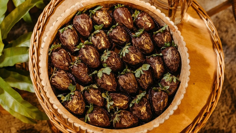 तुमच्यासाठी काळे की पिवळे कोणते खजूर चांगले आहे, हे तुमच्या शरीराच्या गरजांवर अवलंबून असते. जर तुम्हाला अशक्तपणा, बद्धकोष्ठता किंवा रोगप्रतिकारक शक्तीच्या समस्या असतील तर काळे खजूर अधिक फायदेशीर आहेत. 