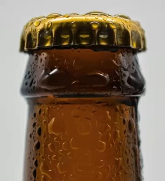 या अशा झाकणांवर एकूण 21 कडा असतात. हा केवळ योगायोग नाही, तर यामागे एक उल्लेखनीय इतिहास आणि तंत्रज्ञान आहे. या 21 कडांची रचना जवळजवळ 130 वर्षे जुनी आहे.