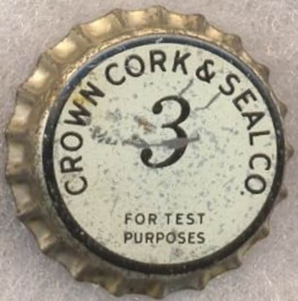 या झाकणांना क्राऊन कॅप म्हणतात. याचा शोध 1892 मध्ये विल्यम पेंटर नावाच्या व्यक्तीने लावला होता.  तो बाल्टिमोरमधील क्राउन कॉर्क सील कंपनीचा संस्थापक देखील होता.