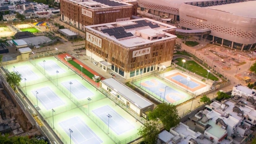 अहमदाबादला एक मोठा बूस्ट: जुलै 2027 पर्यंत प्रोजेक्ट पूर्ण होण्याची अधिकाऱ्यांची अपेक्षा आहे. भविष्यातील प्रवासाच्या गरजा पूर्ण करण्यासाठी, सर्व प्रमुख क्षेत्रांशी जोडण्यासाठी हे स्टेशन नियोजित केले आहे. आजूबाजूच्या भागातील रस्ते अपग्रेड केले जातील, ज्यामुळे चांगले वाहतूक दुवे उपलब्ध होतील. पूर्ण झाल्यावर, हे केंद्र स्थानिक व्यवसायांना चालना देईल, पर्यटन विकसित करेल आणि वाहतूक सेवा वाढवेल, ज्यामुळे संपूर्ण शहराचा विकास होईल.