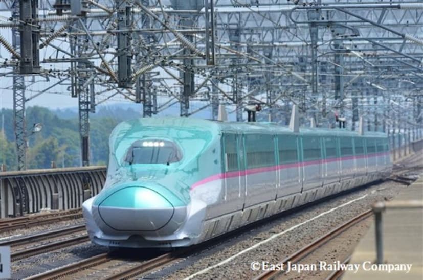 शिंकानसेन E5 बुलेट ट्रेन: मुंबई-अहमदाबाद हाय-स्पीड ट्रेन जपानच्या प्रगत E5 सीरीज बुलेट ट्रेन टेक्नॉलॉजीचा वापर करेल. ती 320 किमी/ताशी वेगाने धावेल. ती भारतीय प्रवाशांना जागतिक दर्जाची, जलद आणि सुरक्षित प्रवासाचा एक्सपीरियन्स देईल.