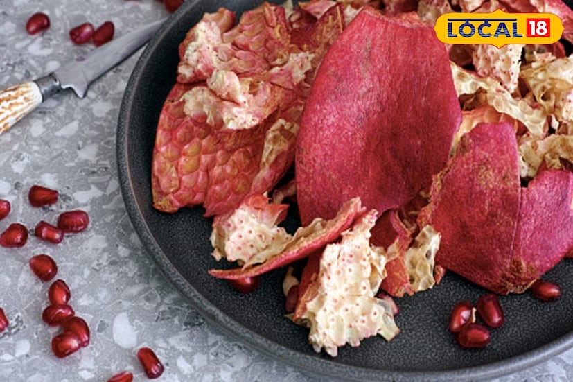 डाळिंबाच्या सालीची पावडर बनवणे खूप सोपे आहे आणि दीर्घकाळ टिकते. प्रथम, डाळिंबाची साल पूर्णपणे धुवा आणि स्वच्छ करा. नंतर त्यांना २-३ दिवस सूर्यप्रकाशात ठेवून पूर्णपणे वाळवा. वाळल्यानंतर साल मिक्सरमध्ये टाकून बारीक पावडर करा. हवाबंद डब्यात साठवा. 