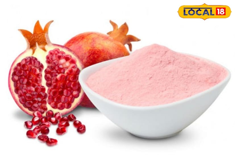 ही पावडर त्वचेवरील काळे डाग, डाग आणि व्रणांवर उपचार आहे. डाळिंबाची साल त्वचेला आतून दुरुस्त करते आणि काळे डाग हलके करते. म्हणून प्रथम एक चमचा डाळिंबाच्या सालीची पावडर घ्या. त्यात थोडे गुलाबजल घाला आणि पेस्ट बनवा.