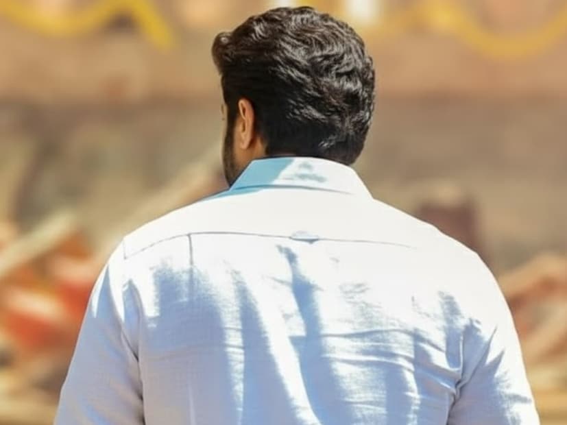 दक्षिण भारतीय चित्रपटसृष्टीचा इतिहास मोठा आहे. अनेक कलाकार आहे आणि गेले. जे टिकून राहिले त्यांच्यावर प्रेक्षकांनीही मनापासून प्रेम केलं.  रजनीकांत, मामूटी आणि कमल हासन ही आजही प्रेक्षकांचे तितकेच फेव्हरेट आहेत. आपण ज्या अभिनेत्याविषयी बोलतोय तो अभिनेता एका मुख्यमंत्र्यांचा मुलगा आहे. 