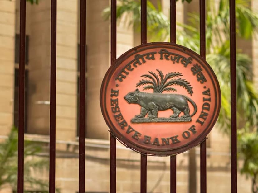 आजकाल आपल्या जीवनातील प्रत्येक लहान-मोठा व्यवहार डिजिटली होत आहे. भाजीवाल्याला पैसे देण्यापासून ते मोठ्या गुंतवणुकीपर्यंत, आपण मोबाईल ॲप्स आणि इंटरनेट बँकिंगचा वापर करतो. डिजिटल बँकिंगमुळे आपले जीवन सोपे झाले असले तरी, या वाढत्या डिजिटल जगात व्यवहारांची सुरक्षा आणि पारदर्शकता ही प्रत्येक ग्राहकासाठी सर्वात मोठी चिंता आहे. अनेकदा, तांत्रिक गुंतागुंत किंवा नियमांमधील अस्पष्टतेमुळे ग्राहकांना त्रासाला सामोरे जावे लागते.