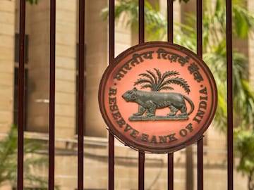 1 जानेवारीपासून बदलणार डिजिटल बँकिंगचे नियम, RBI नं जारी केली नवीन गाइडलाईन्स 1 जानेवारीपासून बदलणार डिजिटल बँकिंगचे नियम, RBI नं जारी केली नवीन गाइडलाईन्स