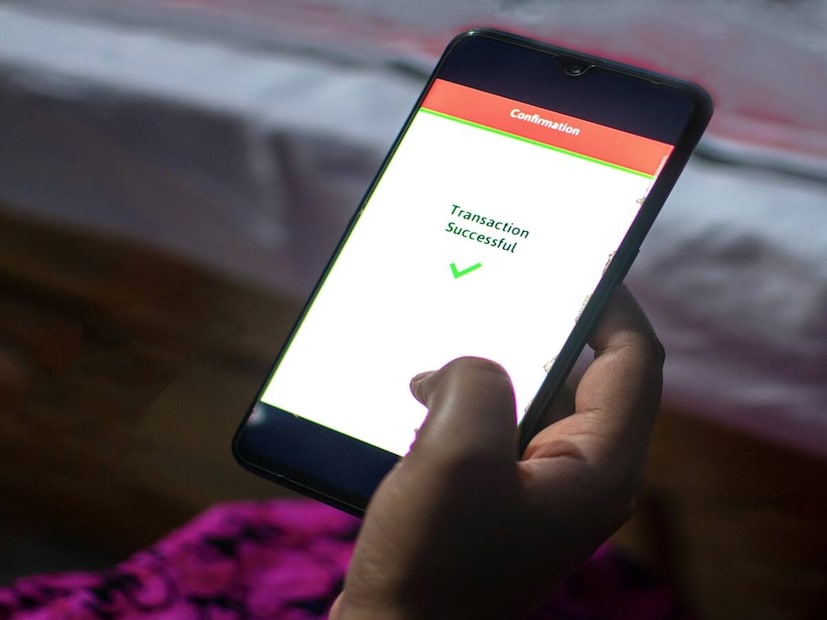  'हे' नवे नियम तुमच्यासाठी महत्त्वाचे का आहेत?डिजिटल बँकिंग म्हणजे काय? बँक जेव्हा तुम्हाला त्यांची वेबसाइट, मोबाईल ॲप्स (मोबाइल बँकिंग) किंवा इतर डिजिटल माध्यमांतून व्यवहार करण्याची सोय देते, तेव्हा त्याला 'डिजिटल बँकिंग चॅनेल' म्हणतात. RBI ने जारी केलेले हे नवे नियम प्रामुख्याने ग्राहकांचे हित जपण्यासाठी तयार करण्यात आले आहेत. या नियमांमुळे बँकांना त्यांच्या डिजिटल प्लॅटफॉर्मवर आता खालील गोष्टी स्पष्टपणे दाखवाव्या लागणार आहेत.