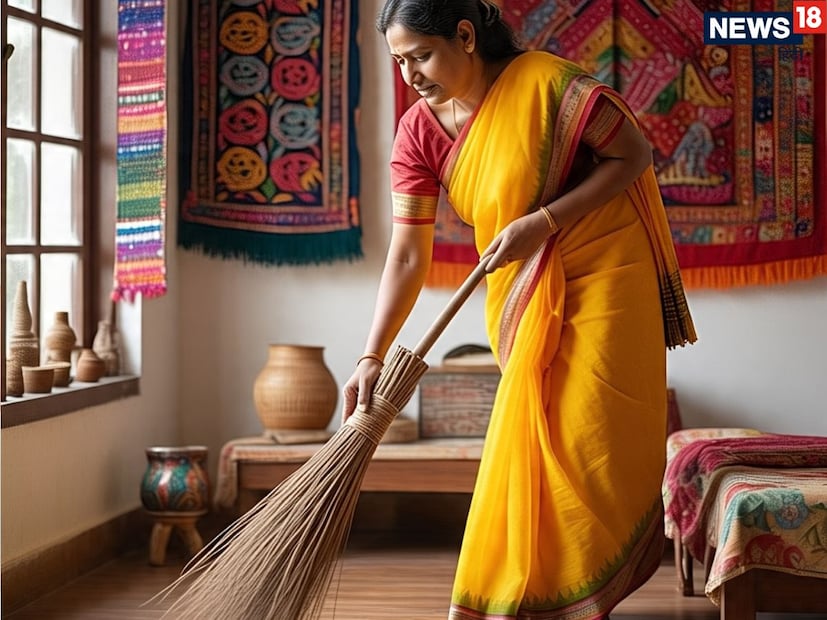 2) सूर्यास्तानंतर झाडू मारणे टाळा - घर स्वच्छ करण्याचे काम शक्यतो सकाळीच उरकावे किंवा फारतर सूर्यास्त होण्यापूर्वी झाडणे-पुसण्याची कामं करून घ्यावीत. पण, सूर्यास्तानंतर झाडूला बिलकूल हात लावून नये, घर झाडू नये. सायंकाळी झाडू मारणे अशुभ मानले जाते. असे करणाऱ्यांच्या घरात लक्ष्मी निवास करणार नाही. साफ-सफाई संध्याकाळी आटोपून घ्यावी.