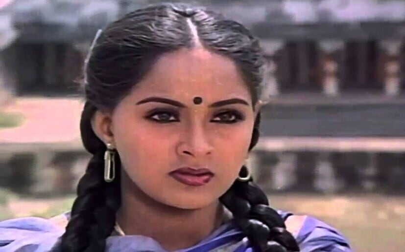 80 च्या दशकात राधावाची नावाची एक प्रसिद्ध अभिनेत्री होती. मुळची तमिळ अभिनेत्री असली तरी तिने अनेक साऊथ इंडियन सिनेमात काम केलं. मल्याळी असल्याने तिने केरळमधील एका व्यावसायिकाशी लग्न केलं. 80 च्या दशकात राधावाची नावाची एक प्रसिद्ध अभिनेत्री होती. मुळची तमिळ अभिनेत्री असली तरी तिने अनेक साऊथ इंडियन सिनेमात काम केलं. मल्याळी असल्याने तिने केरळमधील एका व्यावसायिकाशी लग्न केलं.