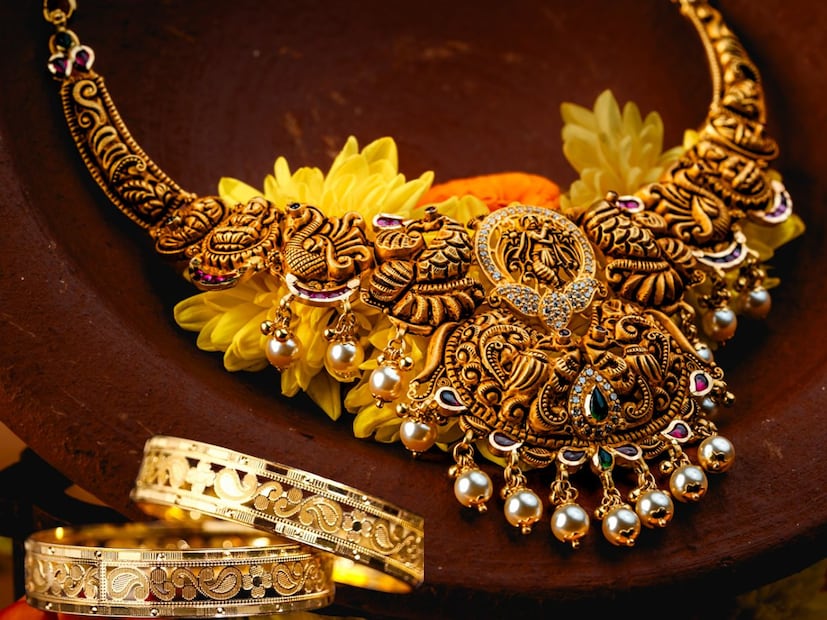 वर्ल्ड गोल्ड काउंसिलच्या (WGC) मते, 2026 मध्ये <a href = 'https://news18marathi.com/tag/gold-prices-today/'>सोन्याचे दर</a> आणखी 15% ते 30% वाढू शकतात. शिवाय, जागतिक सुवर्ण परिषदेने म्हटले आहे की जर अमेरिकेची अर्थव्यवस्था मजबूत झाली तर सोन्याचे दर 5% ते 20% कमी होऊ शकतात.