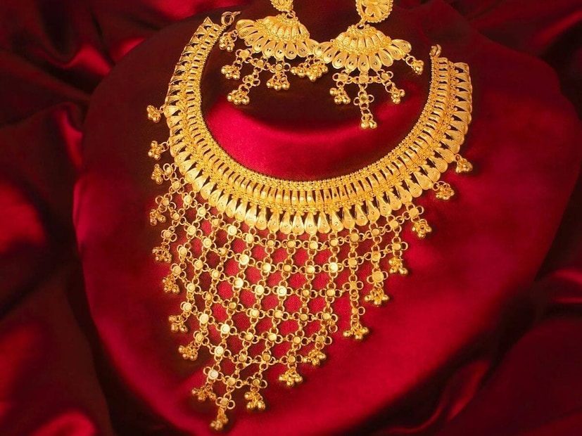 वर्ल्ड गोल्ड काउंसिलच्या मते, पुढील वर्षी सोन्याच्या किमती वाढण्यास तीन प्रमुख घटक कारणीभूत ठरतील. जगभरातील वाढती भू-राजकीय तणाव, अमेरिकेत व्याजदरात कपात आणि सुरक्षित गुंतवणूक पर्याय शोधणारे गुंतवणूकदार. सध्याची परिस्थिती अशीच राहिली तर सोने सध्याच्या पातळीपेक्षा 15% ते 30% महाग होऊ शकते.