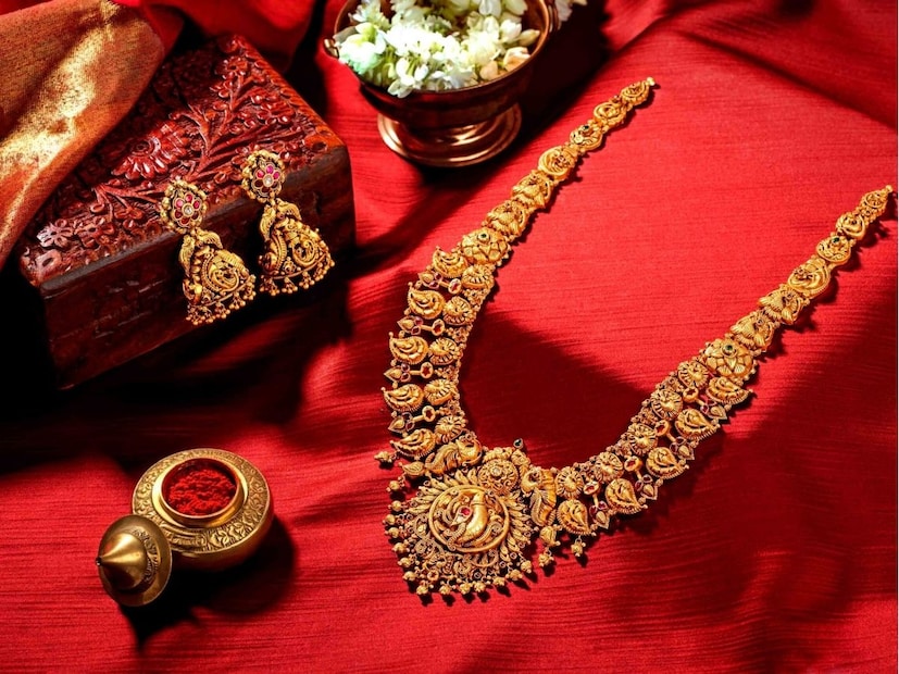 एकंदरीत, वर्ल्ड गोल्ड कौन्सिलच्या मते, 2026 पर्यंत सोन्याच्या किमती अस्थिर राहतील. म्हणून, तज्ञांचा सल्ला आहे की, सोने हप्त्यांमध्ये (चरण-दर-चरण) खरेदी करणे हा ते थेट खरेदी करण्यापेक्षा अधिक समजदारीचा निर्णय आहे.